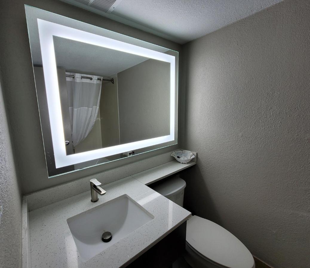 Wingate By Wyndham Wichita Airport Hotel Bagian luar foto