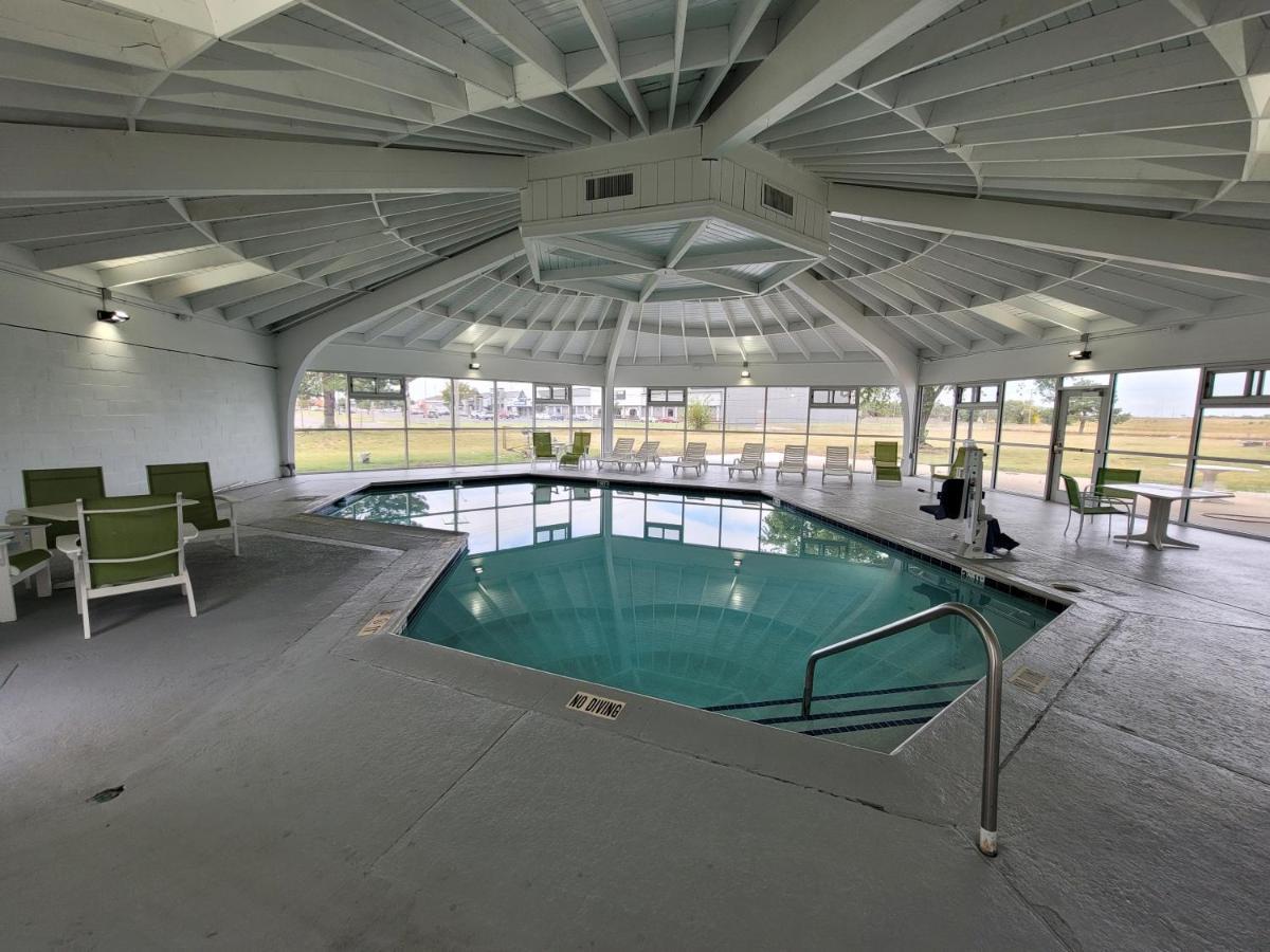 Wingate By Wyndham Wichita Airport Hotel Bagian luar foto