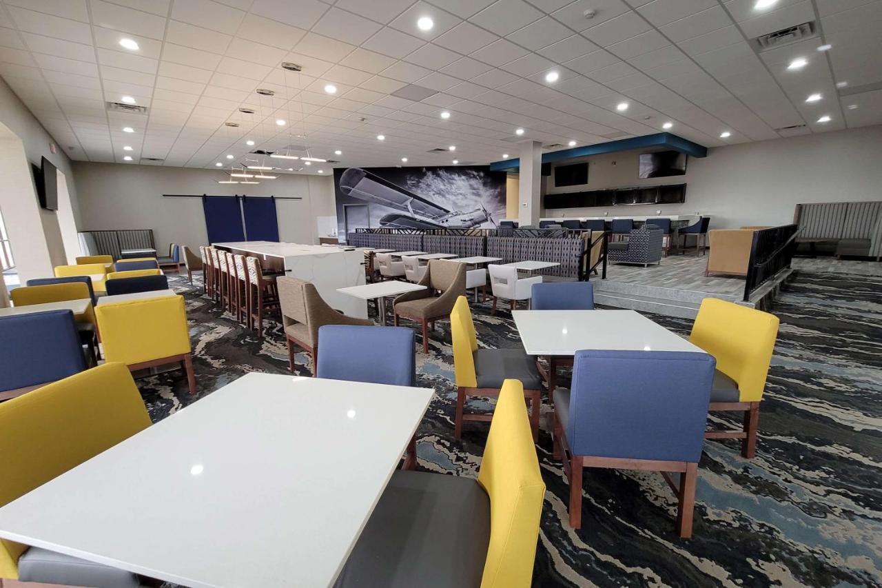 Wingate By Wyndham Wichita Airport Hotel Bagian luar foto