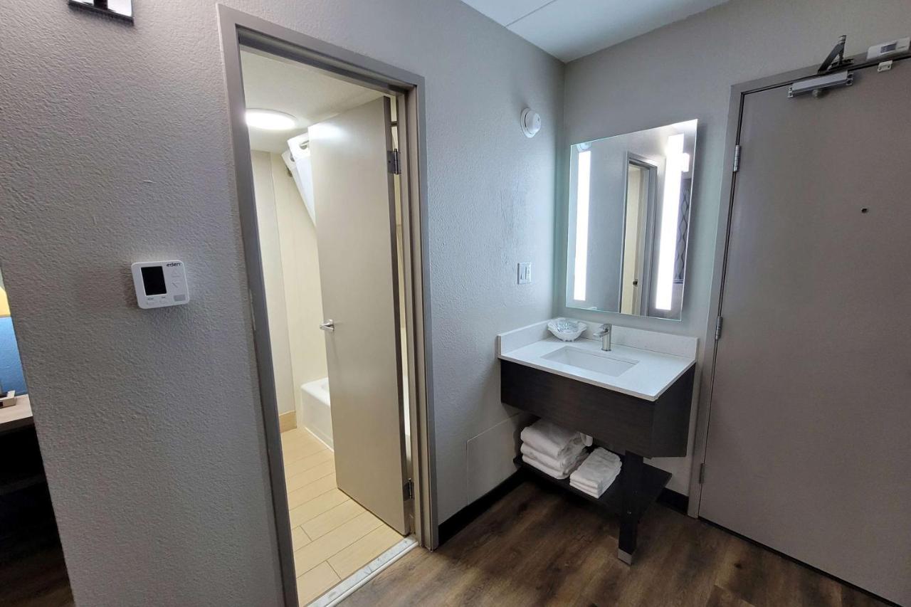 Wingate By Wyndham Wichita Airport Hotel Bagian luar foto