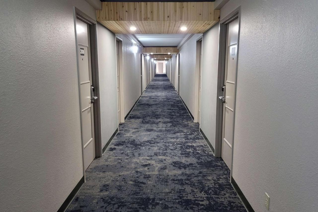 Wingate By Wyndham Wichita Airport Hotel Bagian luar foto