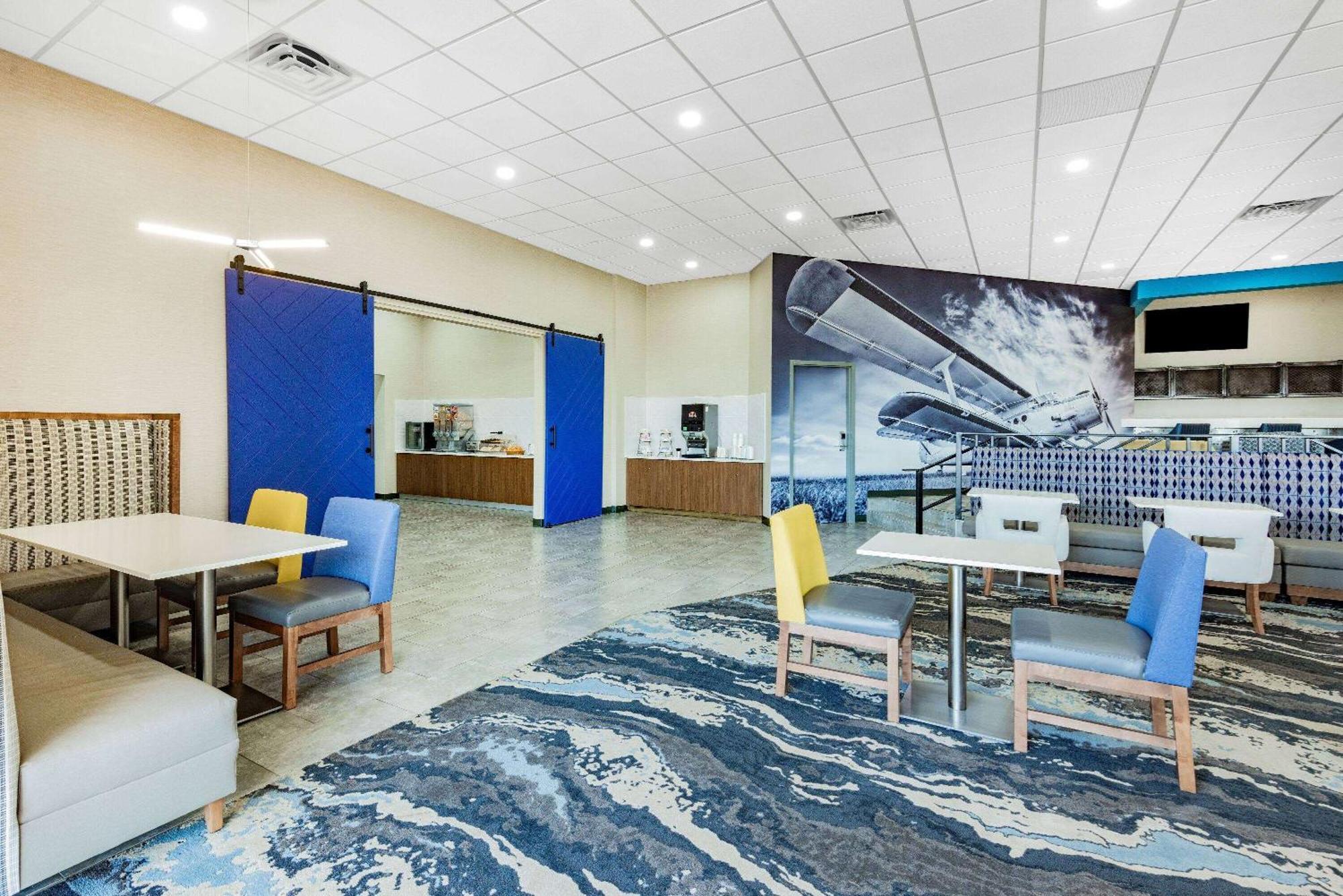 Wingate By Wyndham Wichita Airport Hotel Bagian luar foto