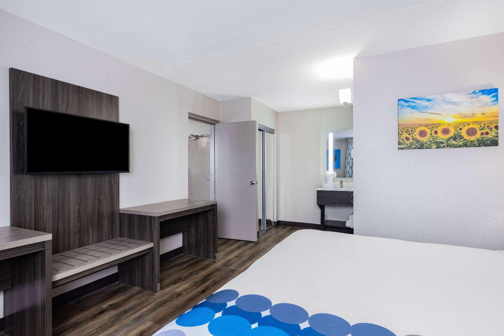 Wingate By Wyndham Wichita Airport Hotel Bagian luar foto