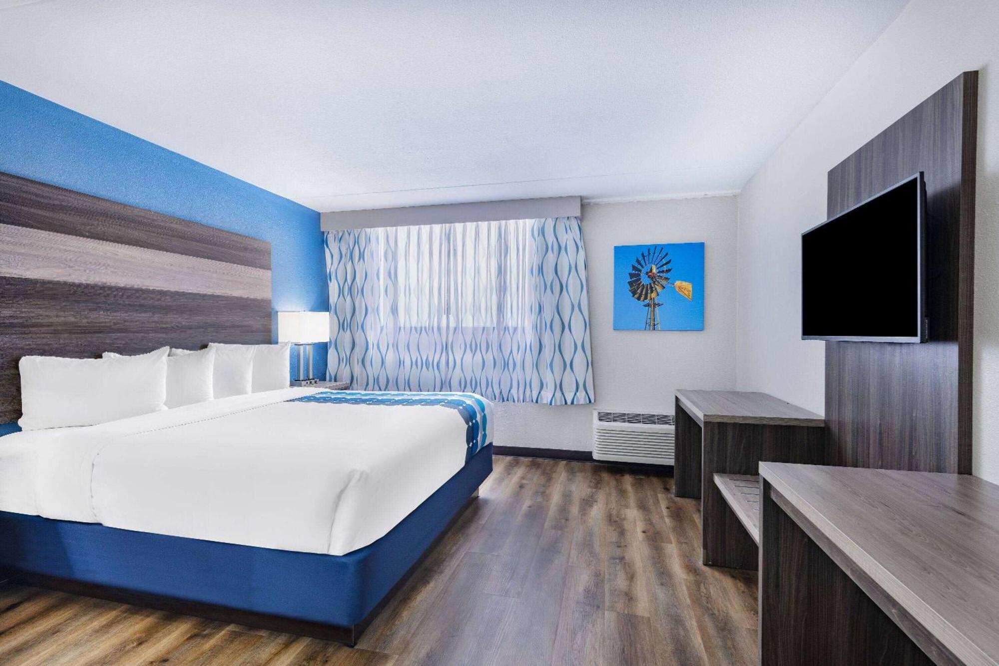 Wingate By Wyndham Wichita Airport Hotel Bagian luar foto