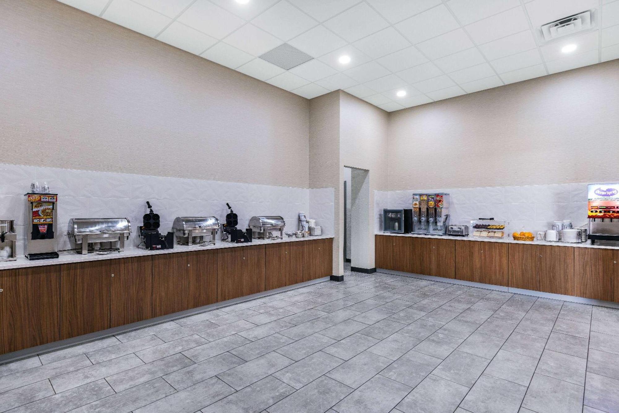 Wingate By Wyndham Wichita Airport Hotel Bagian luar foto