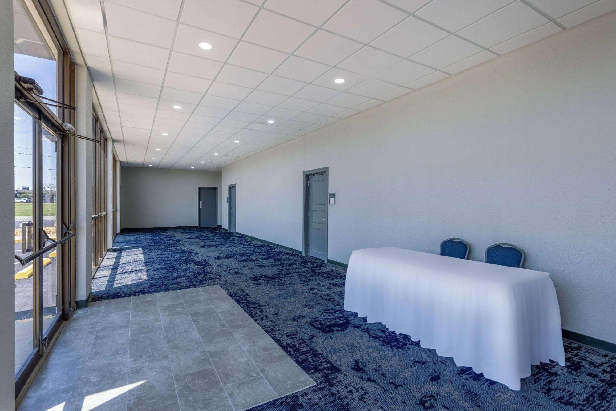 Wingate By Wyndham Wichita Airport Hotel Bagian luar foto