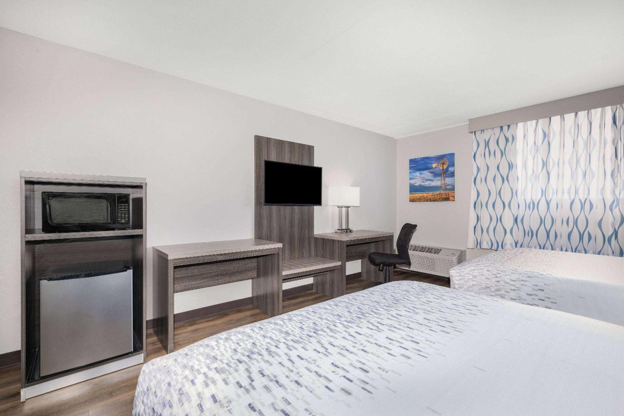 Wingate By Wyndham Wichita Airport Hotel Bagian luar foto
