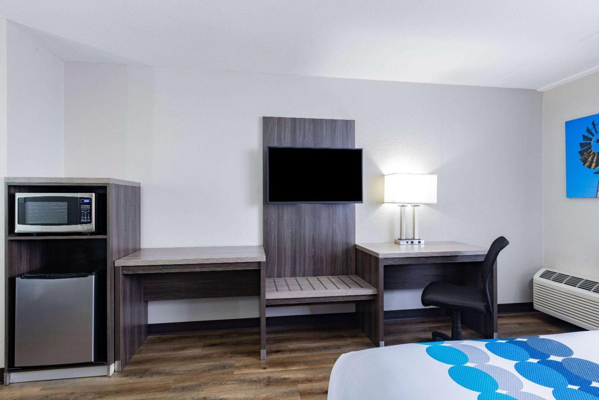 Wingate By Wyndham Wichita Airport Hotel Bagian luar foto