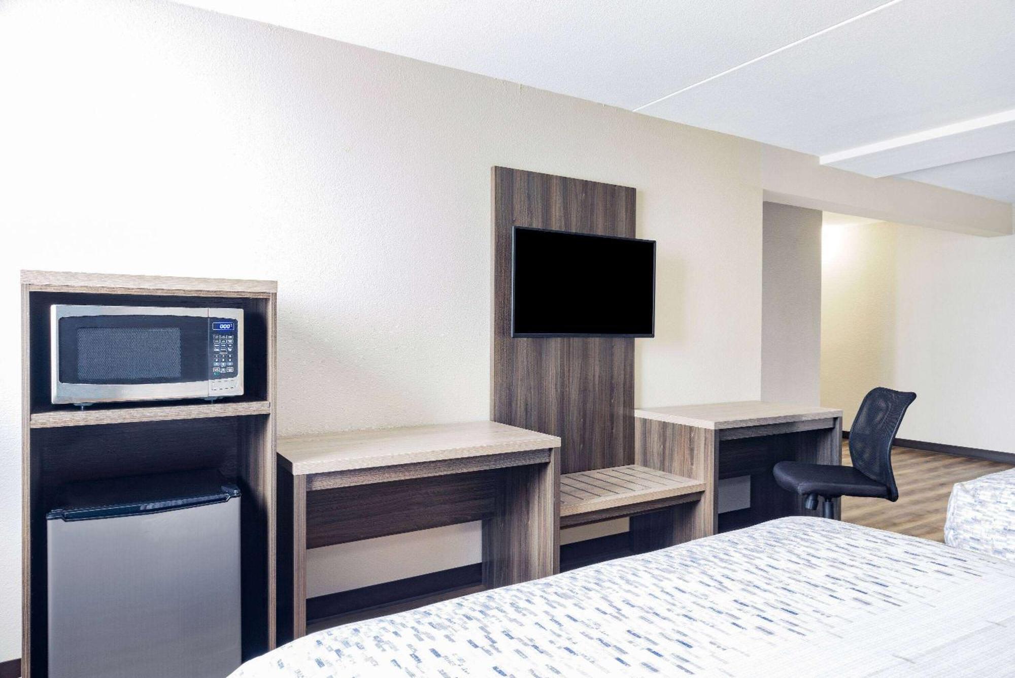 Wingate By Wyndham Wichita Airport Hotel Bagian luar foto