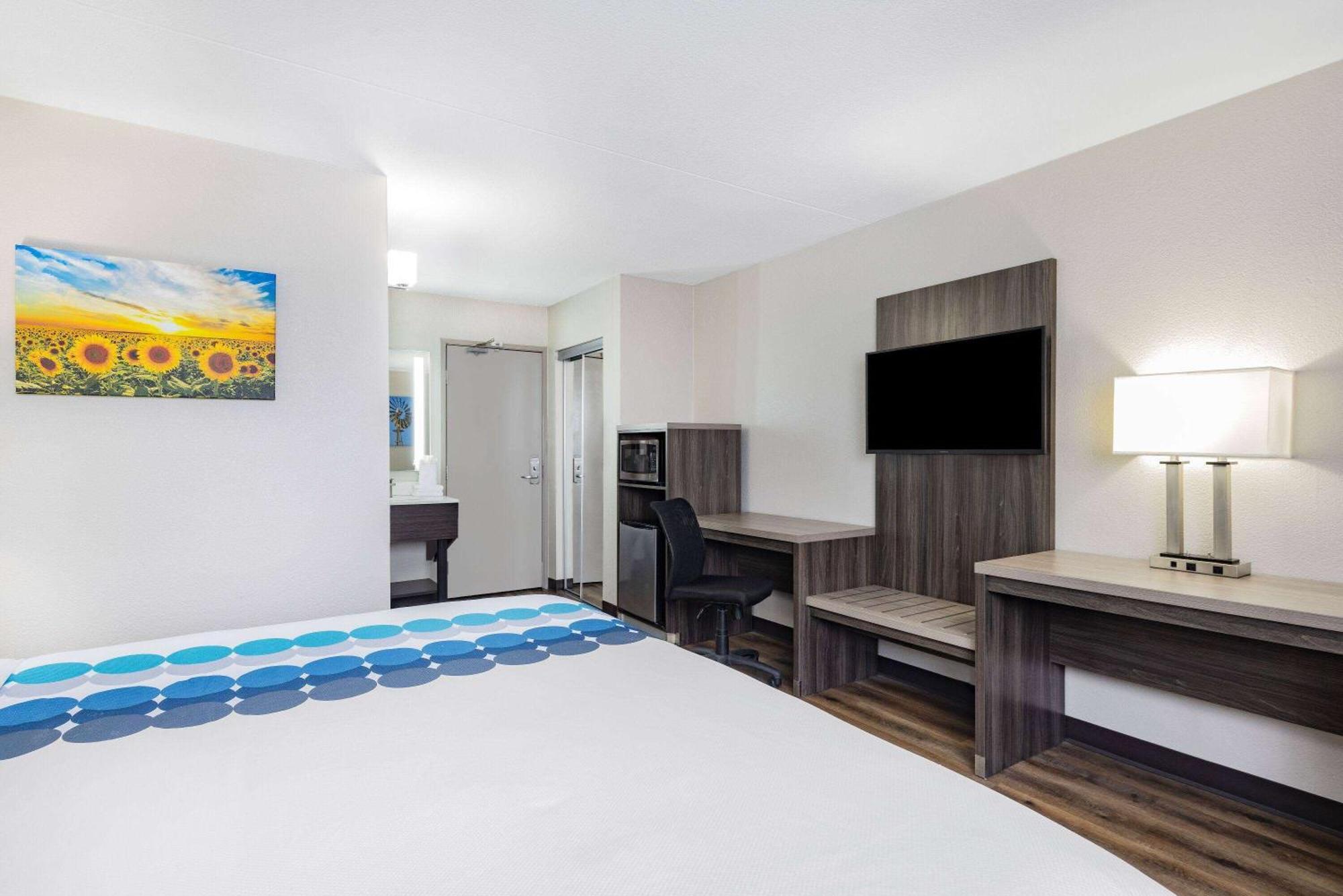 Wingate By Wyndham Wichita Airport Hotel Bagian luar foto