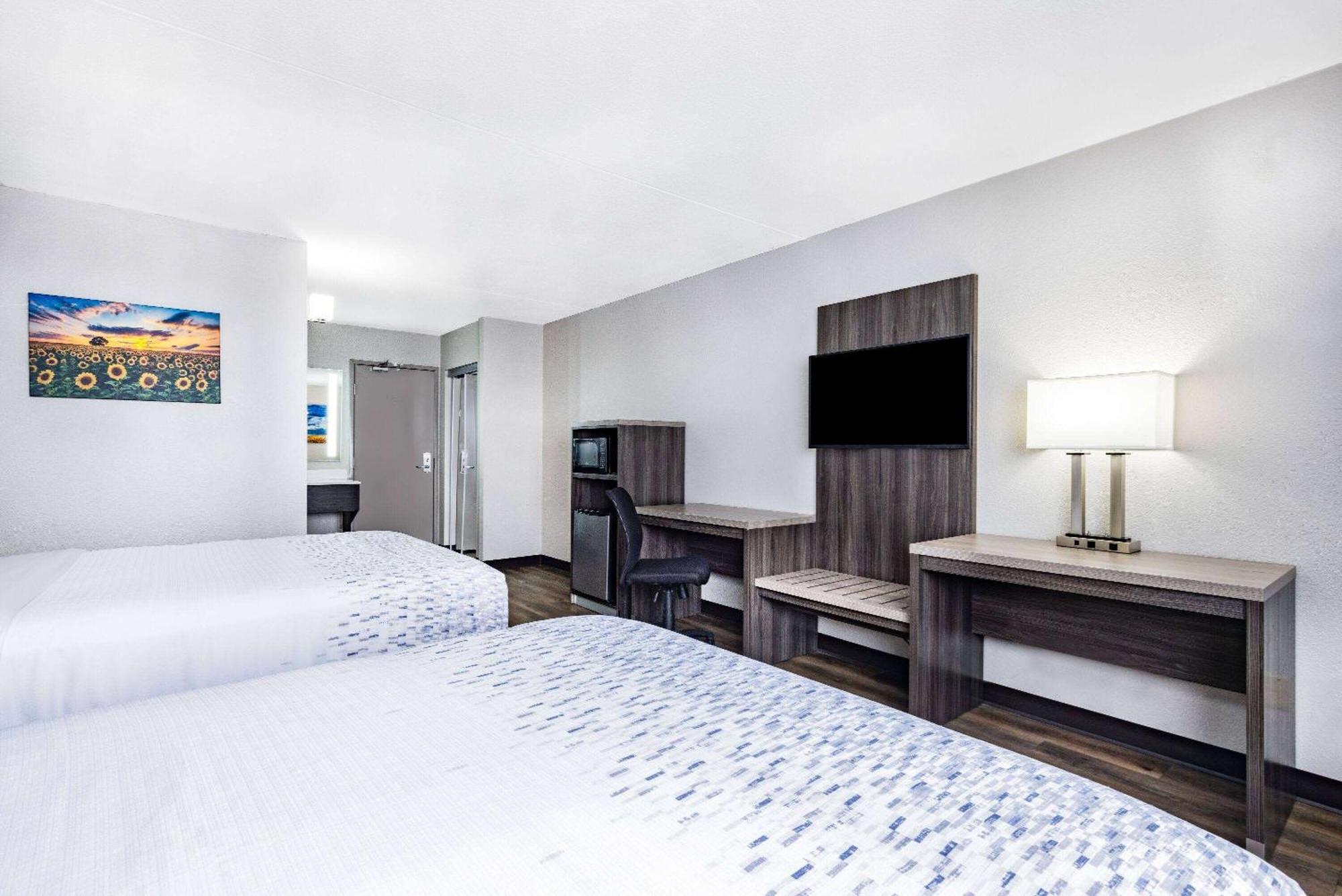 Wingate By Wyndham Wichita Airport Hotel Bagian luar foto