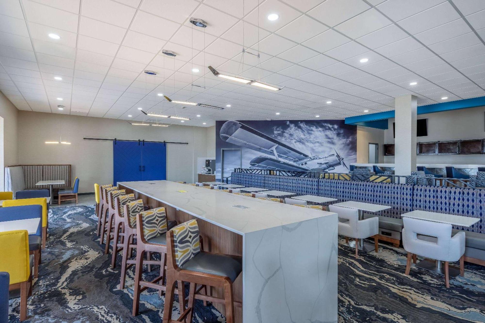 Wingate By Wyndham Wichita Airport Hotel Bagian luar foto