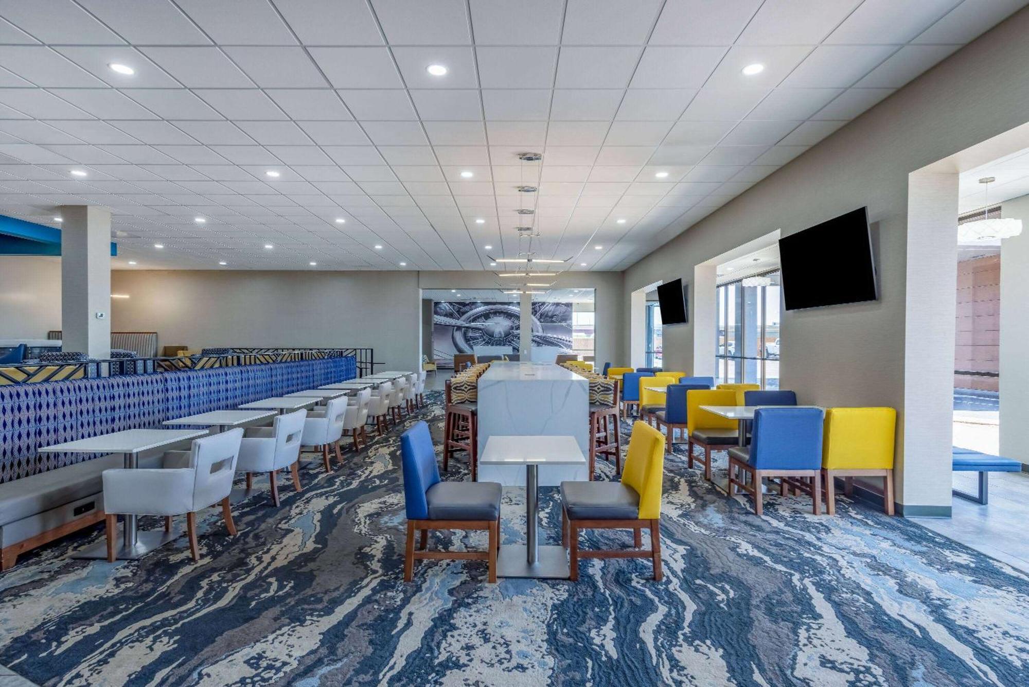 Wingate By Wyndham Wichita Airport Hotel Bagian luar foto