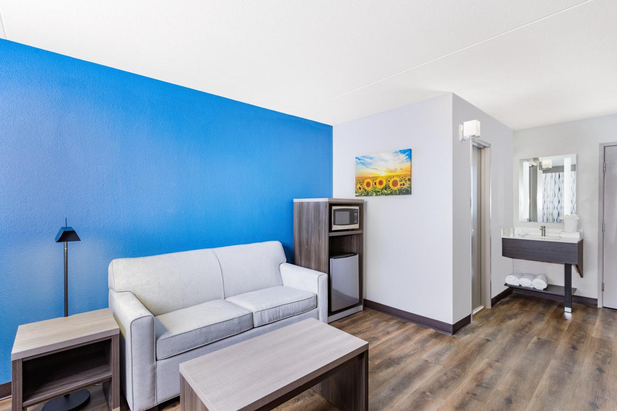 Wingate By Wyndham Wichita Airport Hotel Bagian luar foto