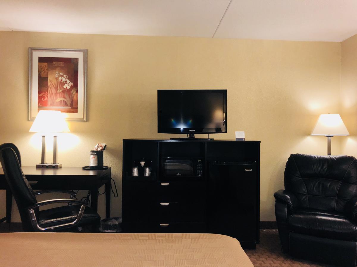 Wingate By Wyndham Wichita Airport Hotel Bagian luar foto