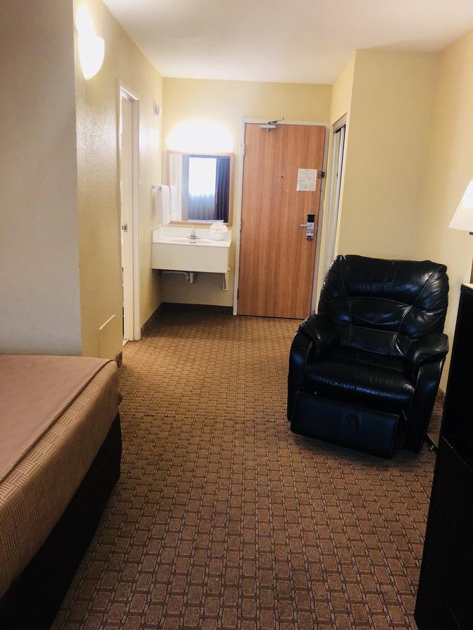 Wingate By Wyndham Wichita Airport Hotel Bagian luar foto