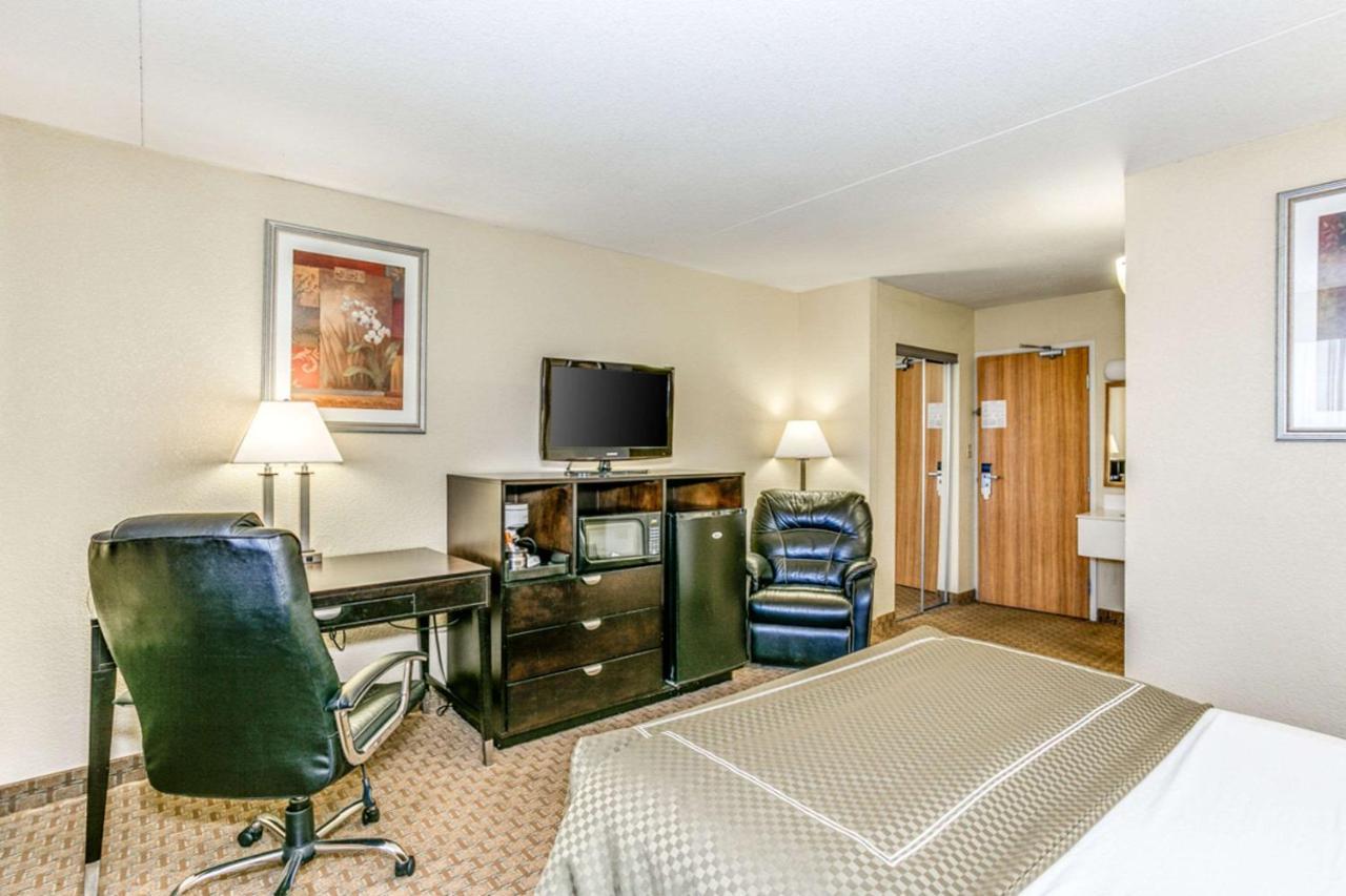 Wingate By Wyndham Wichita Airport Hotel Bagian luar foto