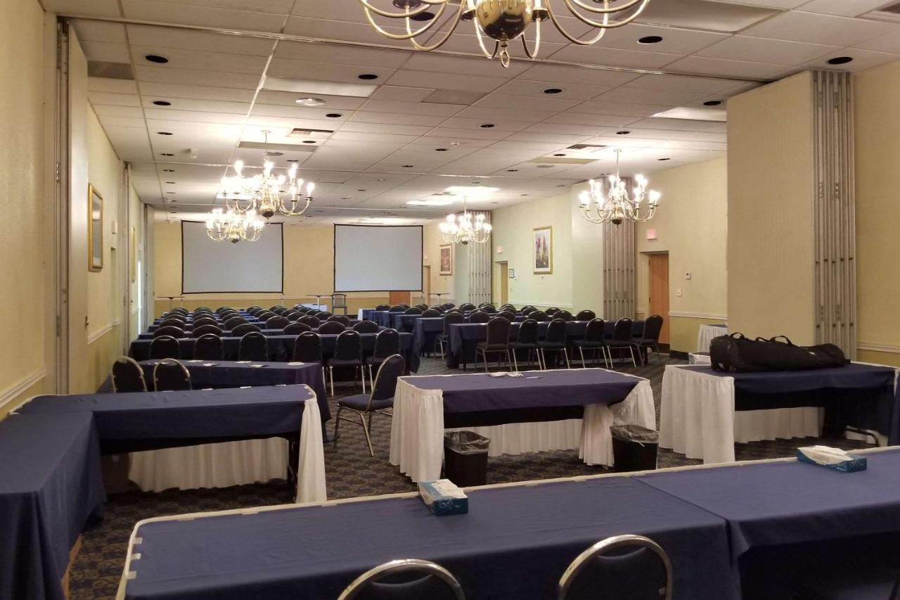 Wingate By Wyndham Wichita Airport Hotel Bagian luar foto