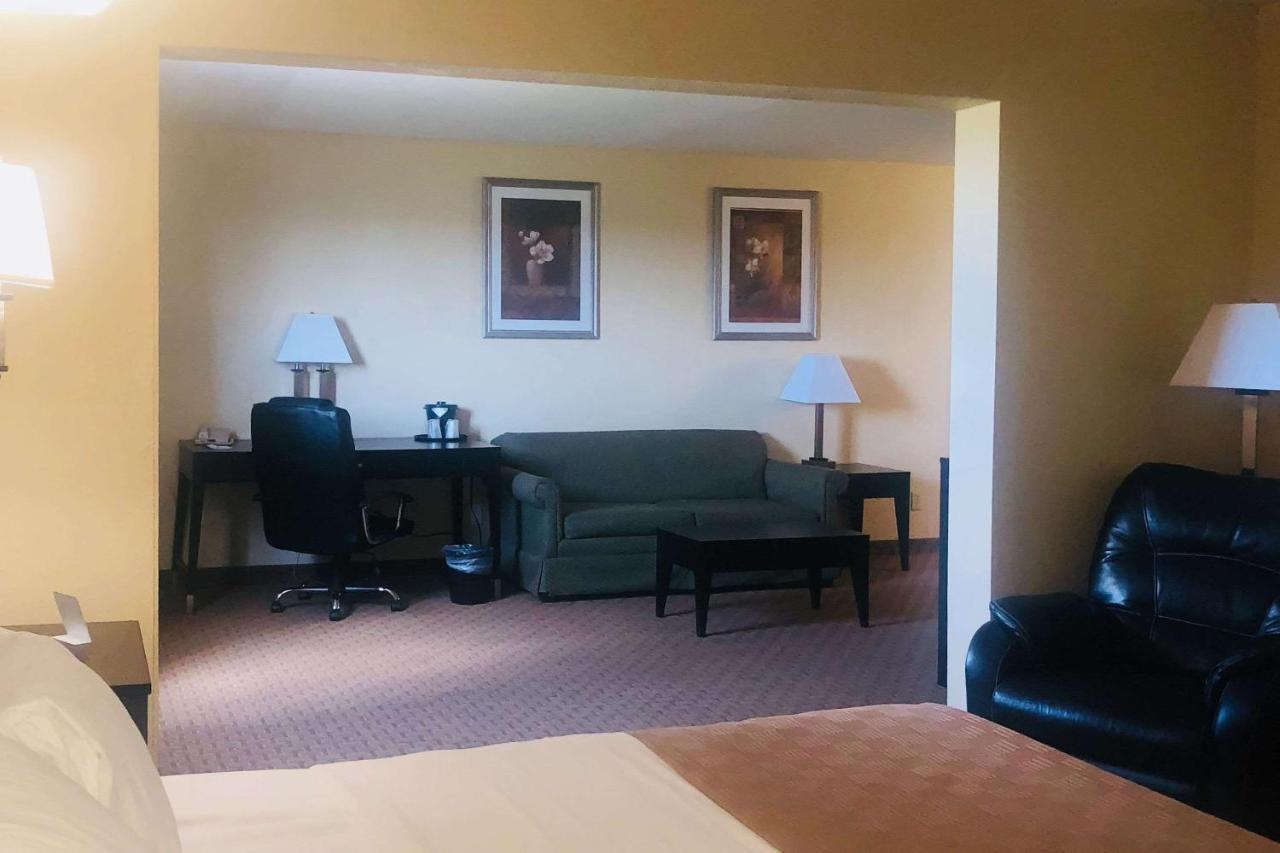 Wingate By Wyndham Wichita Airport Hotel Bagian luar foto