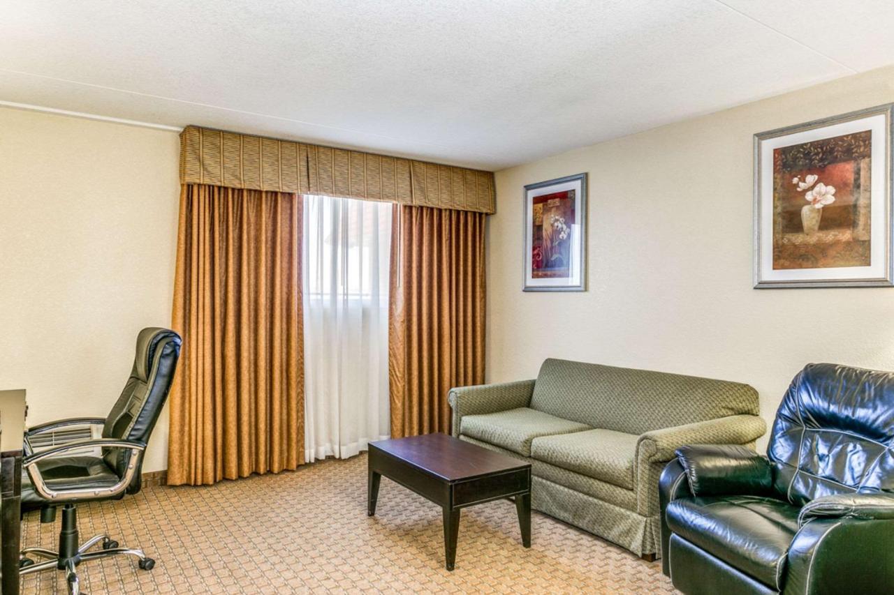 Wingate By Wyndham Wichita Airport Hotel Bagian luar foto