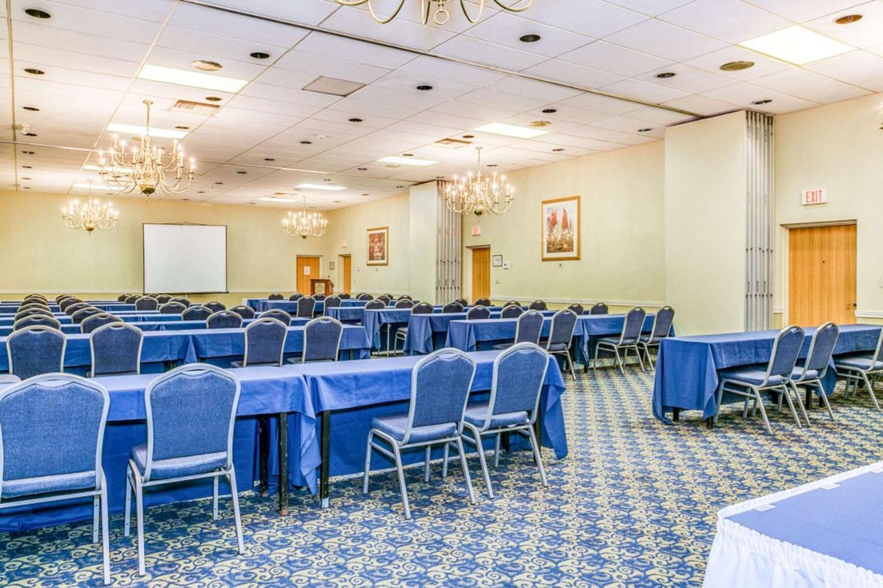 Wingate By Wyndham Wichita Airport Hotel Bagian luar foto