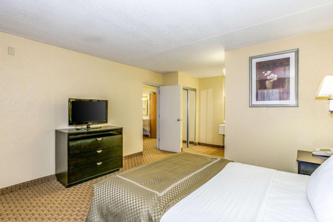 Wingate By Wyndham Wichita Airport Hotel Bagian luar foto