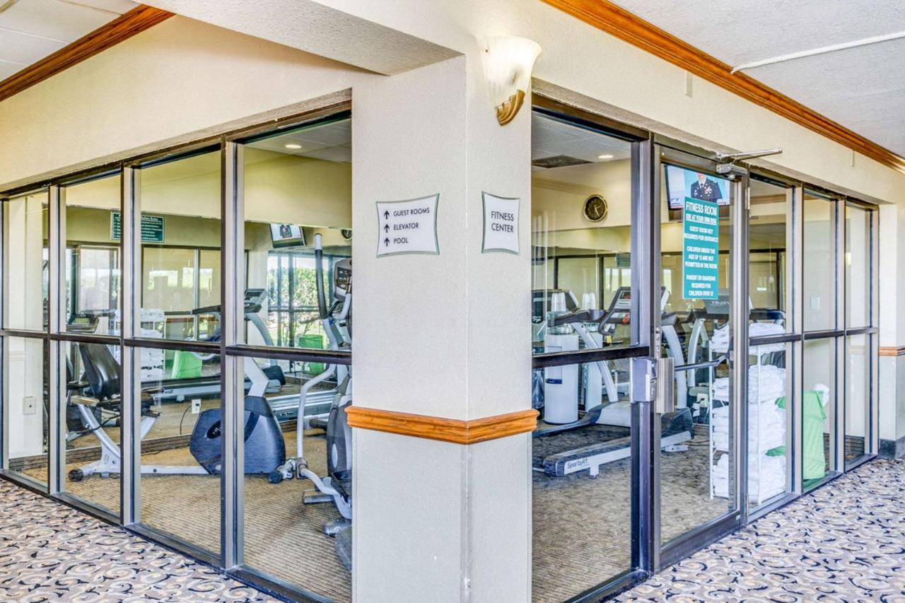 Wingate By Wyndham Wichita Airport Hotel Bagian luar foto