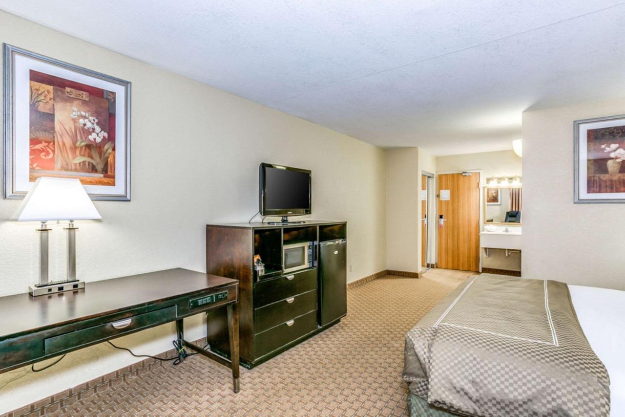 Wingate By Wyndham Wichita Airport Hotel Bagian luar foto