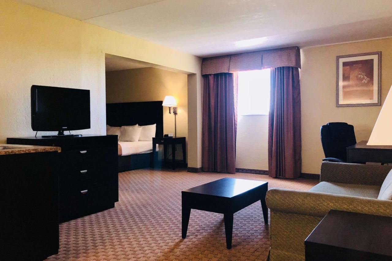 Wingate By Wyndham Wichita Airport Hotel Bagian luar foto