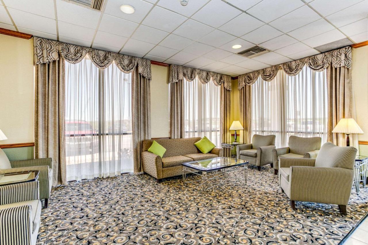 Wingate By Wyndham Wichita Airport Hotel Bagian luar foto