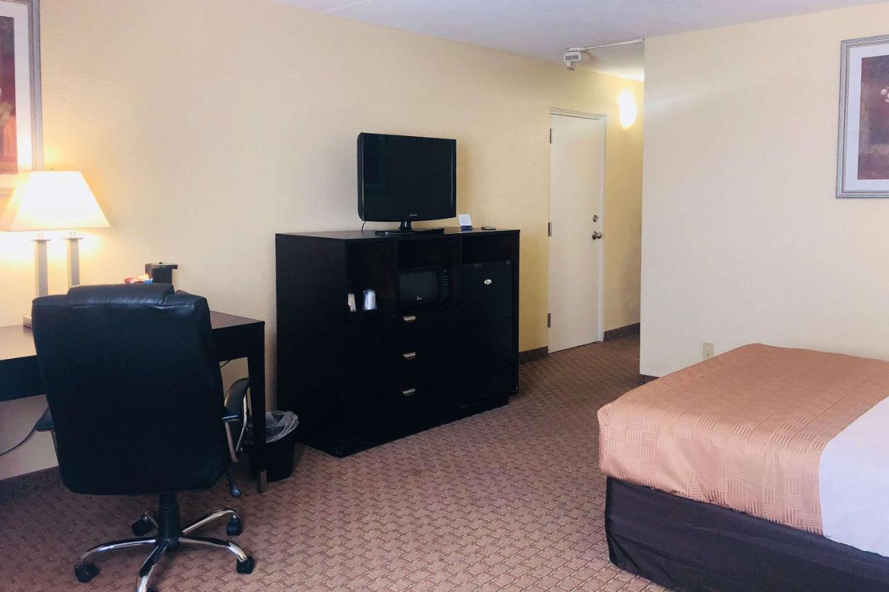 Wingate By Wyndham Wichita Airport Hotel Bagian luar foto