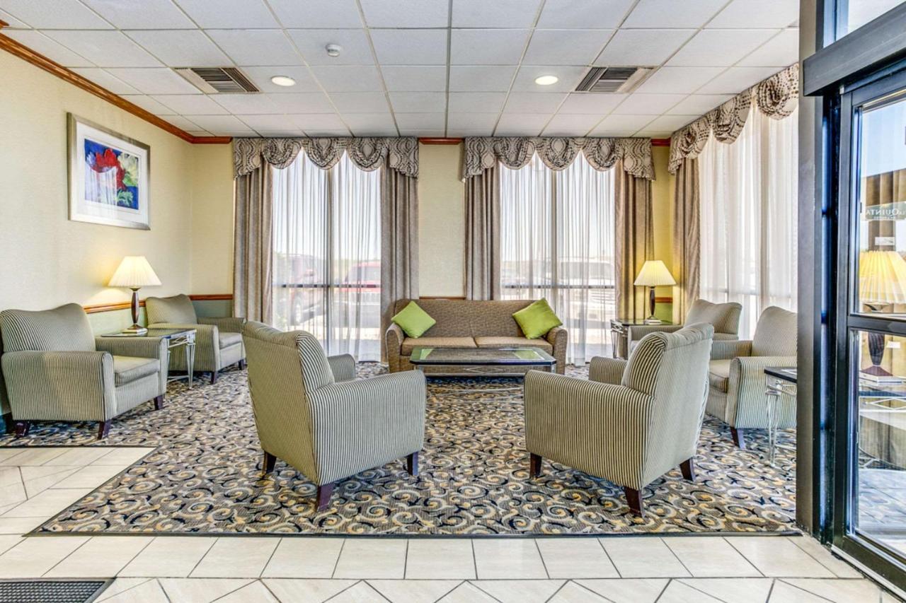 Wingate By Wyndham Wichita Airport Hotel Bagian luar foto